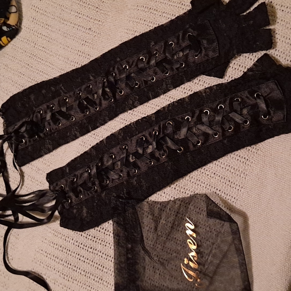 Sexy lace up lacey gloves